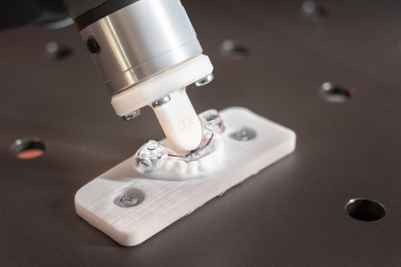 La catalana Aurax venderá en todo el mundo su 'invisalign' para controlar móviles