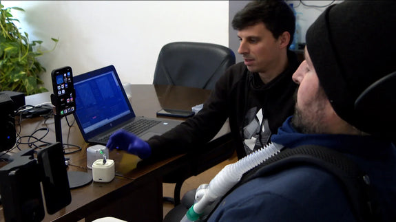 Dispositiu per quan no es té mobilitat a les mans