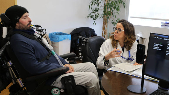 Vall d’Hebron prova un nou dispositiu que permet controlar a persones amb mobilitat reduïda dispositius amb la boca