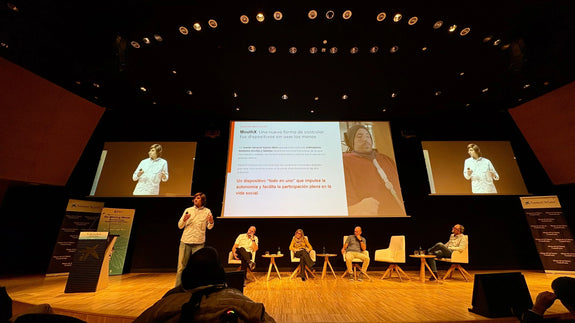 Víctor Julià, Aurax co-founder, presenting MouthX on stage at the Re-Moving Minds symposium, explaining how the device promotes autonomy and social participation